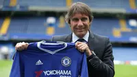 Antonio Conte saat diperkenalkan Chelsea sebagai pelatih baru di Stamford Bridge. (AFP)