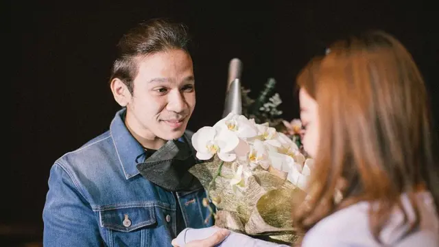 Resmi Berpacaran, Ini 6 Potret Mesra Jordi Onsu dan Frislly Herlind