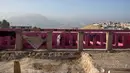 Suasana sebuah kuburan massal yang ditemukan di Tijuana timur, Meksiko (17/8). Menurut pejabat setempat, lebih dari 600 fragmen tulang manusia ditemukan di perbatasan Meksiko-AS. (AFP Photo/Guillermo Arias)