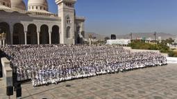 Ribuan pengantin pria mengenakan pakaian tradisional saat berpartisipasi pada acara nikah massal di Sanaa, Yaman, 2 Desember 2021. Houthi mengadakan nikah massal untuk ribuan pasangan. (AP Photo/Abdulsalam Sharhan)