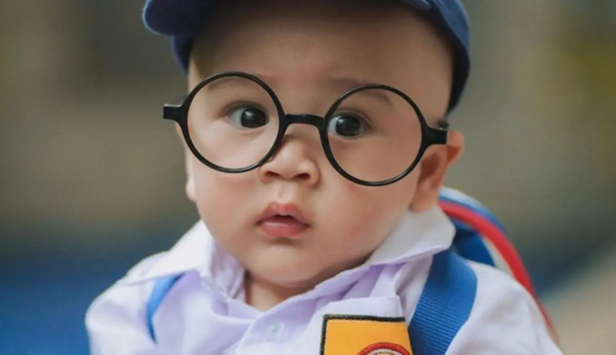 Rayyanza bergaya bak anak SMP ini juga ramai di media sosial. Banyak warganet merasa gemas dengan kelucuan adik dari Rafathar ini. Tak heran, foto lucu Rayyanza bak anak SMP ini banjir like dan komentar dari netizen. (Liputan6.com/IG/raffinagita1717)
