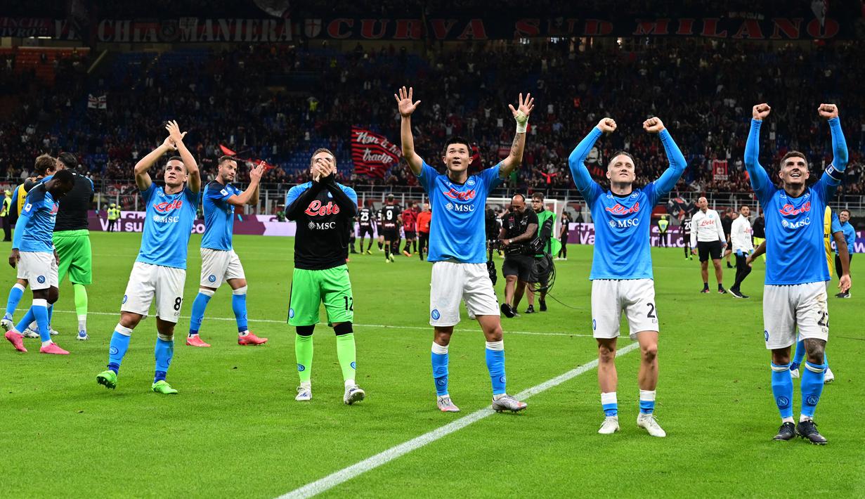 Para pemain Napoli memberi salam kepada suporter usai mengalahkan AC Milan pada lanjutan Liga Serie A Italia di stadion San Siro di Milan, Senin (19/9/2022). Kemenangan ini mengantar Napoli naik ke puncak klasemen dengan 17 poin. Sedangkan AC Milan berada di peringkat lima dengan 14 poin. (AFP/Miguel Medina)