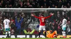 Penyerang MU, Zlatan Ibrahimovic melakukan selebrasi usai mencetak gol keduanya ke gawang West Ham United di perempat final Piala Liga (EFL Cup) di Stadion Old Trafford, Inggris, (1/12). MU menang telak atas West Ham 4-1. (Reuters/Jason Cairnduff)