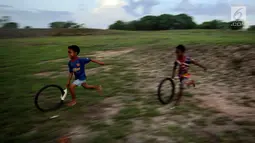 Anak-anak di desa Waimarang melakukan permainan tradisional. Permainan tradisional anak-anak di desa Waimarang menjadikan mereka anak-anak yang kreatif karena menciptakan alat permainan dari barang-barang di desa tersebut. (Liputan6.com/Johan Tallo)