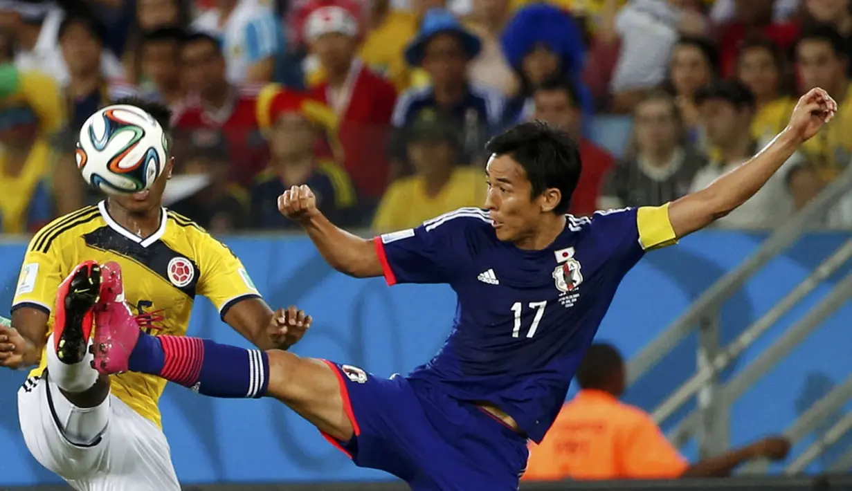 Gelandang Timnas Jepang, Makoto Hasebe (kanan), berusaha merebut bola dari Carlos Carbonero (Kolombia) di laga penyisihan Piala Dunia Grup C di Stadion Pantanal, Cuiaba, Brasil, (25/6/2014). (REUTERS/Jorge Silva)