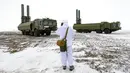 Seorang perwira berbicara melalui walkie-talkie ketika sistem rudal antikapal Bastion mengambil posisi di Pulau Alexandra Land dekat Nagurskoye, Rusia, Senin (17/5/2021). (AP Photo/Alexander Zemlianichenko)
