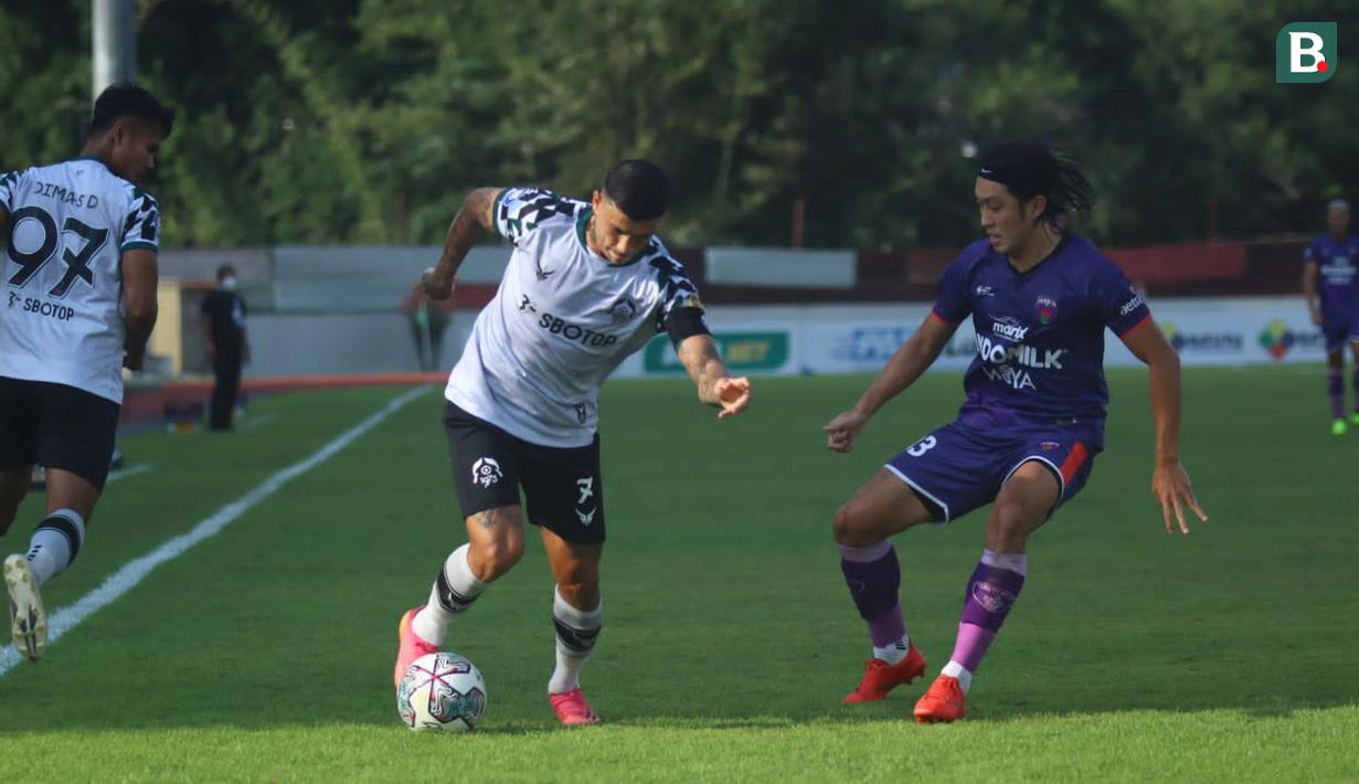 Baru pada menit ke-80 upaya serangan yang dibangun Persikabo 1973 membuahkan hasil. Ciro Alves berhasil mencetak gol dan memperkecil ketertinggalan menjadi 2-1. (Bola.com/Nandang Permana)