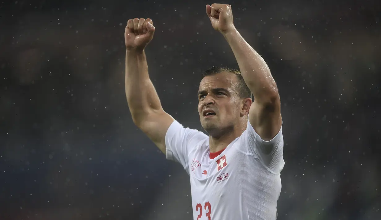 Gelandang Swiss, Xherdan Shaqiri, merayakan gol yang dicetaknya ke gawang Serbia pada laga grup E Piala Dunia di Stadion Kaliningrad, Kaliningrad, Jumat (22/6/2018). Swiss menang 2-1 atas Serbia. (AFP/Ozan Kose)