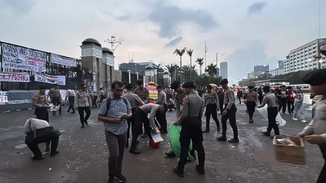 Massa mahasiswa membubarkan diri usai menggelar aksi unjuk rasa di depan Gedung DPR/MPR RI, Jakarta Pusat, Senin (15/6/2026). (Liputan6.com/Ady Anugrahadi)