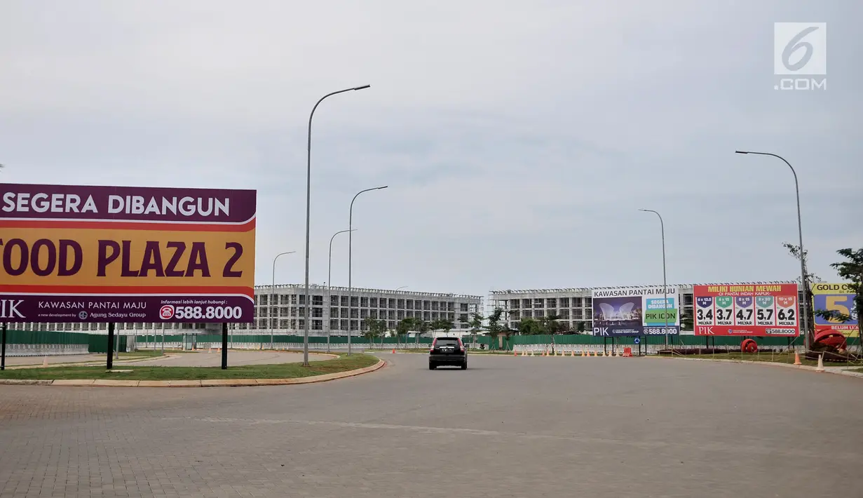 Kendaraan melintasi papan iklan di kawasan Pantai Maju yang dahulu bernama Pulau D, Jakarta, Rabu (23/1). Pulau reklamasi Teluk Jakarta kembali menjadi sorotan seiring beroperasinya pusat kuliner Food Street Pantai Maju. (Merdeka.com/Iqbal S. Nugroho)