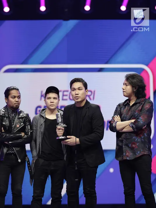 Band Armada menerima penghargaan Group Band Paling Ngetop di ajang SCTV Music Awards 2018 di Studio Emtek, Jakarta, Selasa (27/4). SCTV Music Awards 2018 adalah ajang penghargaan bagi para musisi tanah air. (Liputan6.com/Faizal Fanani)
