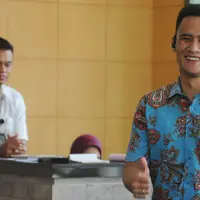 Pembawa acara Choky Sitohang menyambangi KPK, Jakarta, Kamis, (19/3/2015). Choky menjenguk temannya yang ditahan terkait kasus dugaan suap pengadaan zat tambahan bahan bakar Tetraethyl Lead (TEL) Pertamina 2004-2005. (Liputan6.com/Herman Zakharia)