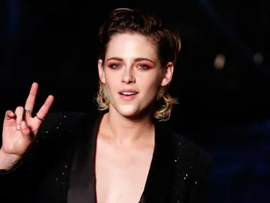 Kristen Stewart berpose saat pemotretan dalam koleksi busana Chanel Cruise 2018/2019, Paris, (3/5). Kristen Stewart tampil memukau dengan blazer gemerlap hitam dengan sepatu boot berenda hitam oleh Alice McCall. (AP Photo/Thibault Camus)