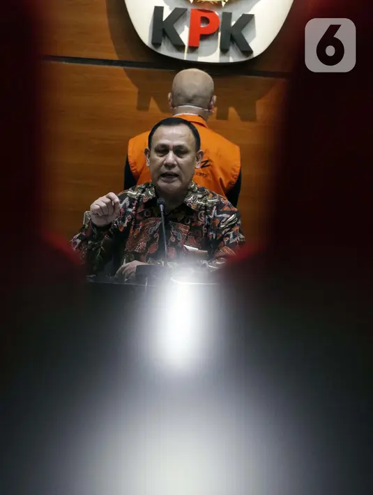 Ketua KPK, Firli Bahuri saat rilis penetapan dan penahanan pemilik PT AMS, Kiagus Emil Fahmy Cornain di Gedung KPK, Jakarta, Kamis (20/5/2021). Kiagus Emil ditahan terkait dugaan korupsi pembayaran kegiatan fiktif agen PT Asuransi Jasa Indonesia tahun 2010-2014 (Liputan6.com/Helmi Fithriansyah)