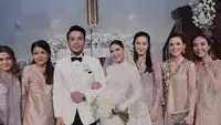 Gisel hadir di pernikahan Jessica Mila bersama Marsha Aruan. Keduanya pun nampak terharu menyaksikan pemberkatan kedua mempelai. Credit: Instagram (@aruanmarsha)