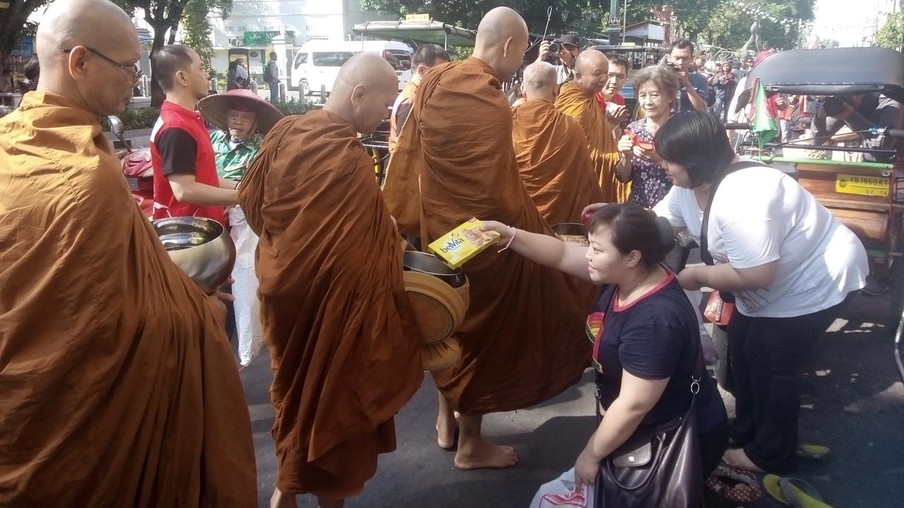 Jelang Waisak, 40 Biksu Gelar Prosesi Pindapata di Malioboro 
