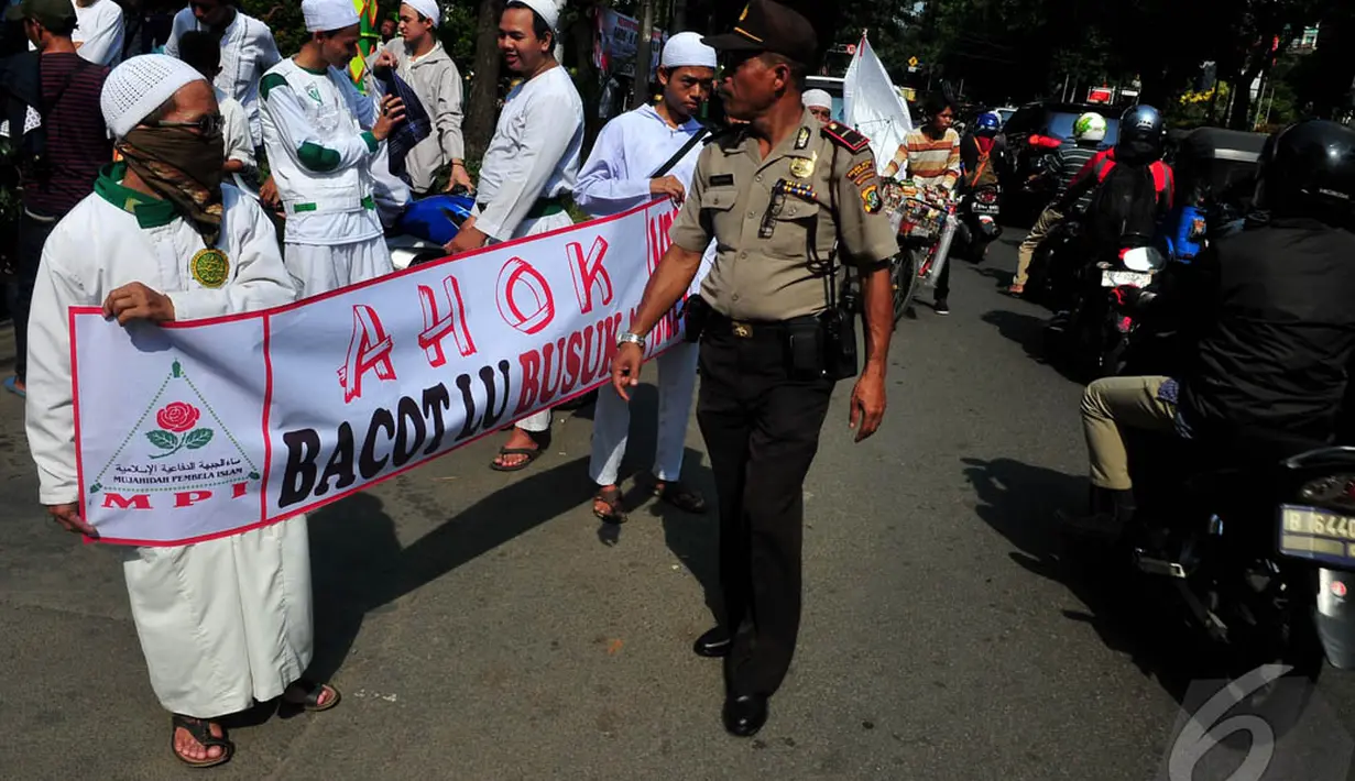Meski tak berjumlah telalu banyak, puluhan polisi terlihat berjaga-jaga di depan Gedung DPRD DKI Jakarta, Jumat (31/10/2014). (Liputan6.com/Johan Tallo)