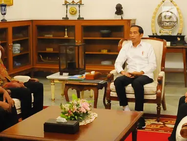 Presiden Joko Widodo (Jokowi) menerima kedatangan dua pedagang yang tokonya dijarah perusuh aksi 22 Mei, di Istana Merdeka, Jumat (24/5/2019). Pedagang Abdul dan Ismail ini mengalami kerugian setelah warung kopinya di Jl H Agus Salim dan di KH Wahid Hasyim dijarah massa. (Liputan6.com/Angga Yuniar)