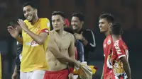 Bek Selangor FA, Willian Pachecho, bercanda dengan pemain Persija Jakarta, Gunawan Dwi Cahyo, pada laga persahabatan di Stadion Patriot, Jawa Barat, Kamis (6/9/2018). Persija kalah 1-2 dari Selangor FA. (Bola.com/M Iqbal Ichsan)