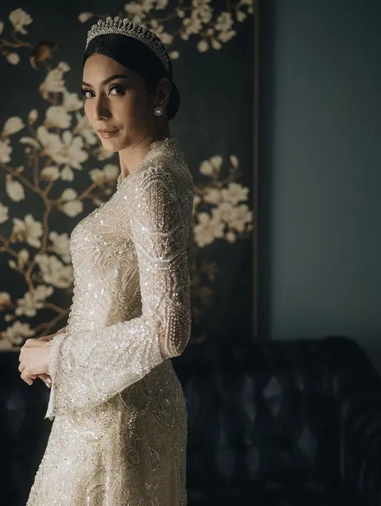 Dalam foto yang diambil oleh Morden, Tyas pun tampak terlihat elegan saat menjadi pengantin di hari bahagianya tersebut.  [@morden.co]