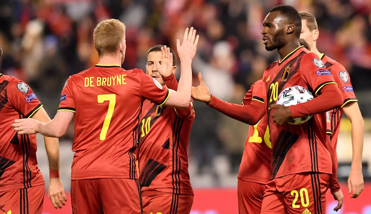 Penyerang Timnas Belgia, Christian Benteke (kanan)  berselebrasi setelah mencetak gol ke gawang Siprus pada laga Grup I Kualifikasi Piala Eropa 2020 di Cardiff City Stadium, Selasa (19/11/2019). Timnas Belgia memetik kemenangan telak dengan skor 6-1 kala menjamu Siprus. (JOHN THYS / AFP)