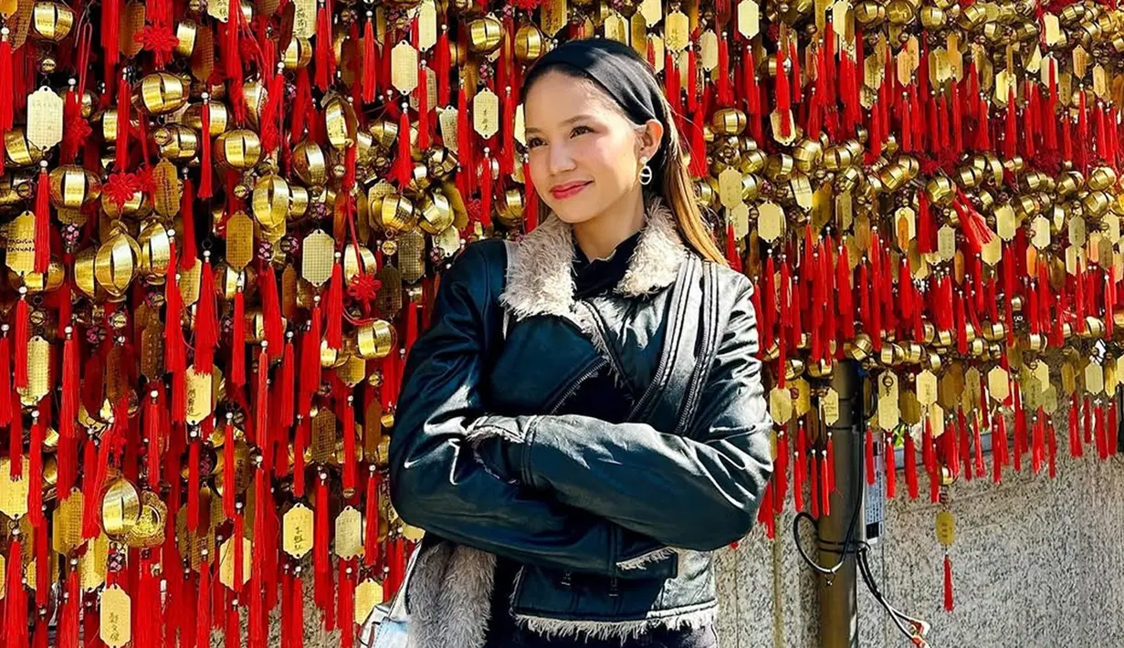 Berada di Hongkong saat momen Imlek tentu semakin seru dan berkesan. Bella Graceva sangat menikmati suasana kemeriahan yang penuh dengan warna merah di sudut kota. Aktris 25 tahun itu tampil menawan dalam balutan jaket hitam tebal. (Liputan6.com/IG/@bellagap)