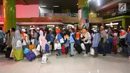 Pemudik antre masuk ke dalam Stasiun Gambir, Jakarta, Selasa (12/9). Sebanyak 1.000 pemudik diberangkatkan menggunakan kereta api executive oleh PT Bank Negara Indonesia (Persero) Tbk. (Liputan6.com/Fery Pradolo)