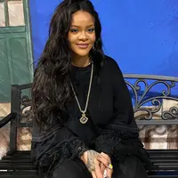 Rihanna tampil kasual chic dengan pakaian serba-hitam saat menghadiri pameran seni di London (Foto: Instagram @themexicangeniuses)