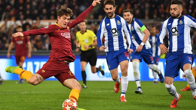 Nicolo Zaniolo melepaskan tendangan ke gawang Iker Casillas pada leg 1, 16 besar Liga Champions yang berlangsung di stadion Olimpico, Roma, Rabu (13/2). AS Roma menang 2-1 atas FC Porto. (AFP/Andreas Solaro)