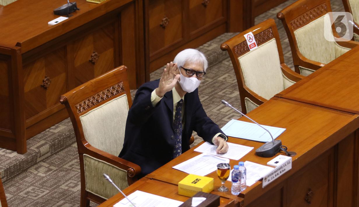 Calon Hakim Agung Tata Usaha Negara (TUN) khusus pajak Triyono Martanto melambaikan tangan saat uji kelayakan di ruang rapat Komisi III DPR, kompleks Parlemen, Jakarta, Rabu (27/1/2021). Komisi III menghentikan uji kelayakan terhadap Triyono karena diduga plagiat. (Liputan6.com/Angga Yuniar)