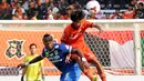 Pemain depan Persib Bandung, Jibril Coulibaly (kiri), berebut bola dengan pemain tengah Persija Jakarta, Amarzukih, saat berlaga di Stadion GBK, (10/8/2014). (Liputan6.com/Helmi Fithriansyah)