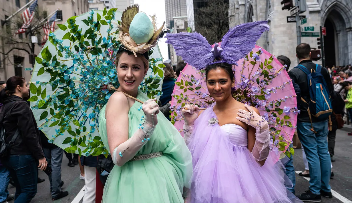 Peserta mengambil bagian dalam Parade Paskah tahunan dan Festival Bonnet di New York, Amerika Serikat, Minggu (21/4). Orang-orang turun ke jalan dengan mengenakan kostum unik berpadu topi elegan yang pantas untuk menghadiri misa di Katedral St. Patrick dan gereja-gereja di dekatnya. (AP/Jeenah Moon)