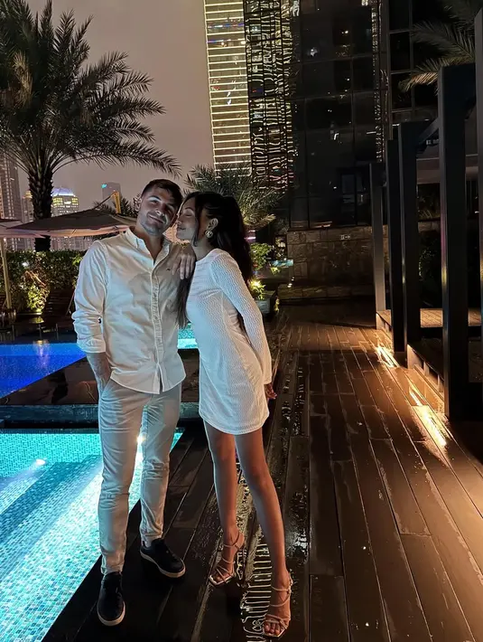 Novia tampil menawan mengenakan mini dress putih bertekstur yang memperlihatkan siluet tubuhnya dengan anggun. Ia juga memakai sandal hak tinggi berwarna nude, menambah kesan feminin dan classy. Sementara itu, sang kekasih memakai setelan yang rapi. (Liputan6.com/IG/@noviabachmid)