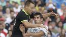 Striker Real Madrid, Alvaro Morata (kanan), berebut bola dengan bek Chelsea, John Terry, dalam laga International Champions Cup 2016 di Stadion Michigan, AS, (30/7/2016). (AP Photo/Carlos Osorio)