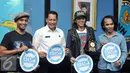 Kepala BNN, Budi Waseso foto bersama Grup Musik Slank usai melakukan pertemuan di Gedung BNN,  Jakarta, Kamis (17/3). Pertemuan untuk bersilaturahmi dan kerjasama untuk melakukan pemberantasan narkoba lewat lagu-lagu Slank. (Liputan6/Johan Tallo)