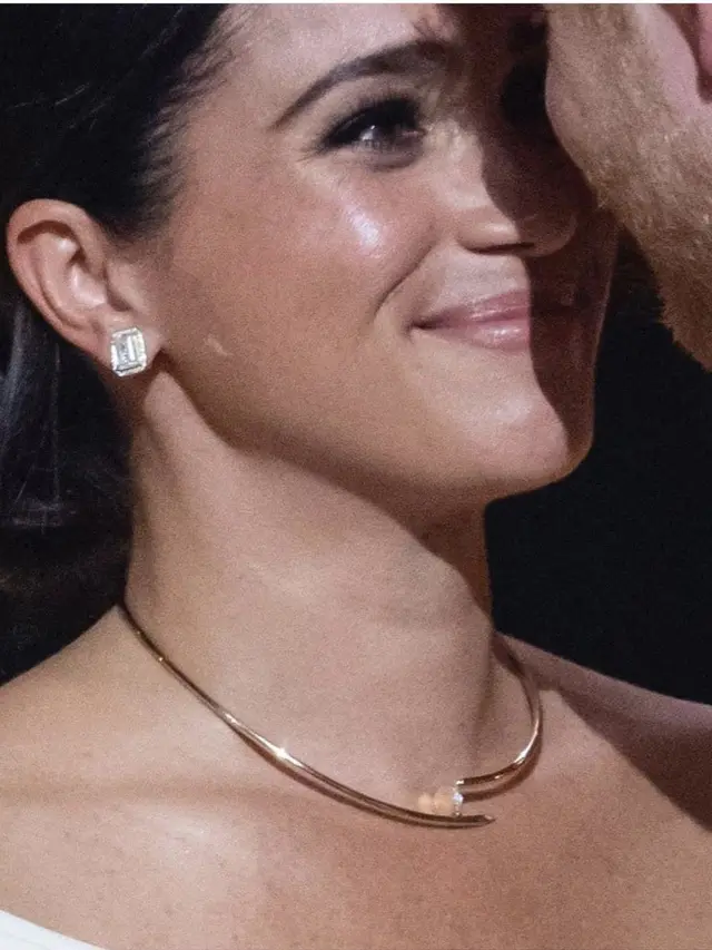 Salah satu perhiasan milik Meghan Markle yang bernilai fantastis, kalung Cartier Juste un Clou seharga US$ 30.100 atau sekitar Rp447 juta (Dok: Twitter/@Mad_Houri)