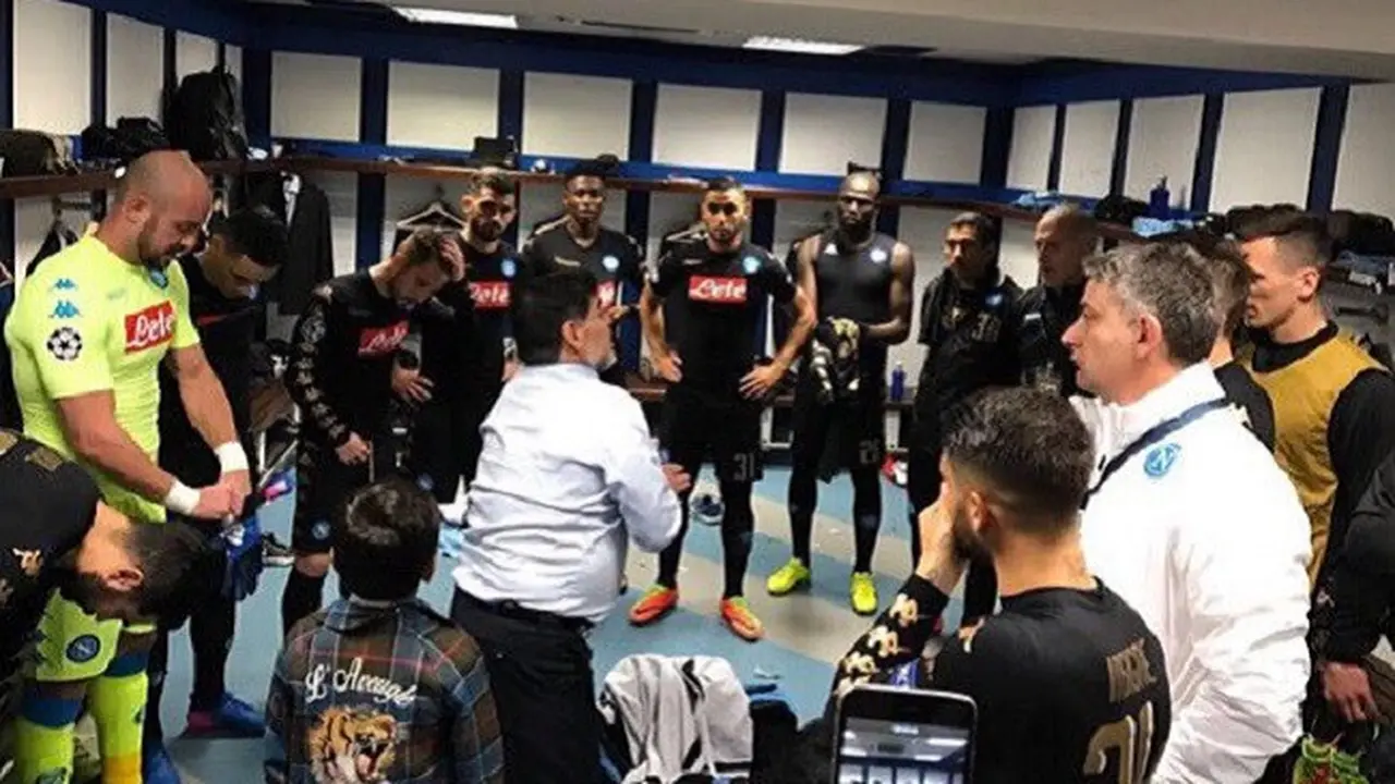 Pemain legendaris Diego Maradona membakar semangat pemain Napoli sebelum bertanding melawan Real Madrid di Estadio Santiago Bernabeu, Kamis (16/2/2017) dinihari WIB.