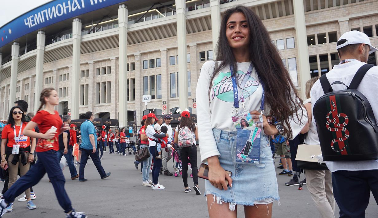 Kalau tadi Carla, kini giliran Emina yang saya minta untuk pose bak foto model. Suporter ramah ini ternyata berasal dari Eropa Timur tepatnya Montenegro, negaranya tidak lolos tapi dirinya datang untuk Kroasia. (Bola.com/Okie Prabhowo)