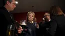 Kandidat calon presiden Amerika Serikat dari Demokrat, Hillary Clinton meminum bir bersama rekan - rekannya di bar lokal, Youngstown , Ohio , (12/3). Acara ini dilakukan setelah berhentinya masa kampanye Hillary Clinton. (REUTERS / Carlos Barria)