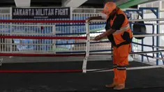Salah satu petugas Penanganan Prasarana dan Sarana Umum (PPSU) memeriksa kondisi ring tinju yang ada di kolong jembatan layang Pasar Rebo, Jakarta Timur, Jumat (8/5/2026). Petugas Penanganan Prasarana dan Sarana Umum (PPSU) dari Kecamatan Ciracas melakukan penataan dan perawatan intensif kolong jembatan layang Pasar Rebo, Jakarta Timur. (Kapanlagi.com/Budy Santoso)