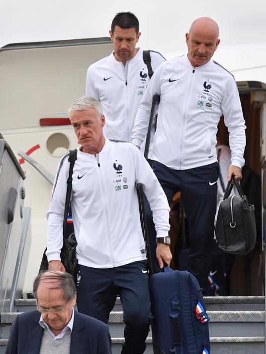 Pelatih timnas Prancis, Didier Deschamps (2bawah) bersama asisten pelatih saat turun dari pesawat di Sheremetyevo international airport, Moskow, Rusia, (10/6/2018). Pada laga perdana Prancis akan melawan Australia. (AFP/Yuri Kadobnov)