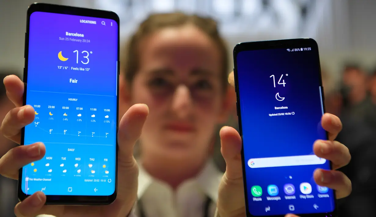 Seorang model menunjukkan ponsel Samsung Galaxy S9 Plus dan Samsung Galaxy S9 saat acara Samsung Galaxy S9 Unpacked di Barcelona, Spanyol (25/2). (AFP Photo/Lluis Gene)