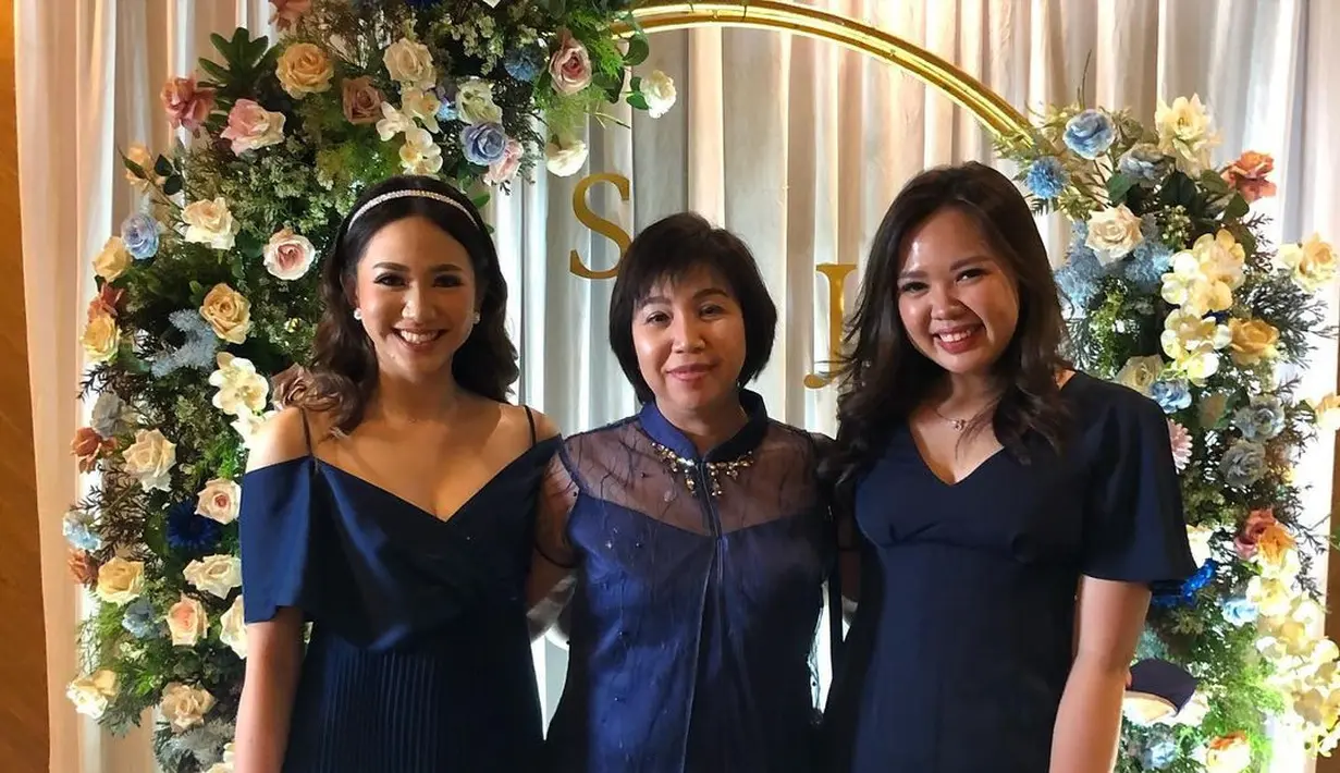 Tatanan rambut Shania juga diurai, dengan aksen bando sebagai pemanis. (Foto: Instagram/ chresentiaerry)