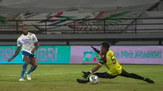 David da Silva berhasil mencetak rekor sebagai pencetak gol tercepat di BRI Liga 1 2021/2022 saat menghadapi PSM Makassar, Selasa (22/02/2022). Penyerang asal Brasil tersebut menorehkan gol saat laga baru memasuki detik ke-12. (Dok. Persib Bandung)