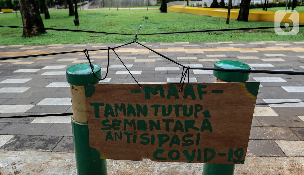 Papan informasi terlihat di Taman Puring, Jakarta, rabu (18/3/2020). Selama sekitar dua pekan itu, taman akan dibersihkan dan disterilisasi untuk mencegah penyebaran virus corona (COVID-19). (Liputan6.com/Johan Tallo)