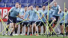 Para pemain Australia menghadiri sesi latihan di Stadion Saitama, Saitama, Jepang, Senin (11/10/2021). Australia akan menghadapi Jepang pada pertandingan kualifikasi Piala Dunia 2022. (Kyodo News via AP)