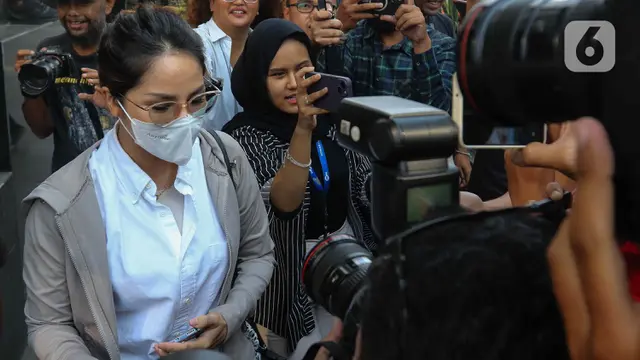 Usai Diperiksa KPK, Windy Idol Irit Bicara