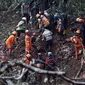 Tim SAR gabungan berusaha mencari sisa korban tanah longsor akibat gempa Cianjur di kawasan Cugenang, Kabupaten Cianjur Jawa Barat, Jumat (25/11/2022). Upaya pencarian korban terpaksa dihentikan sementara akibat hujan. (Liputan6.com/Helmi Fithriansyah)