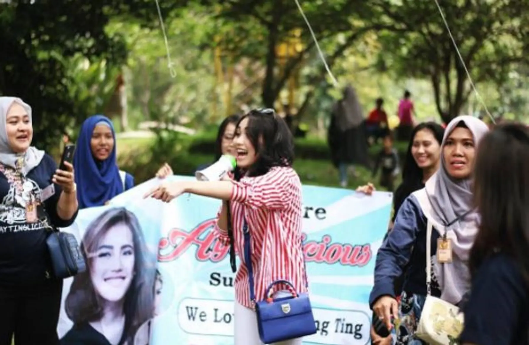 Ayu Ting Ting bersama penggemar setianya (Instagram/@ayutingting92)