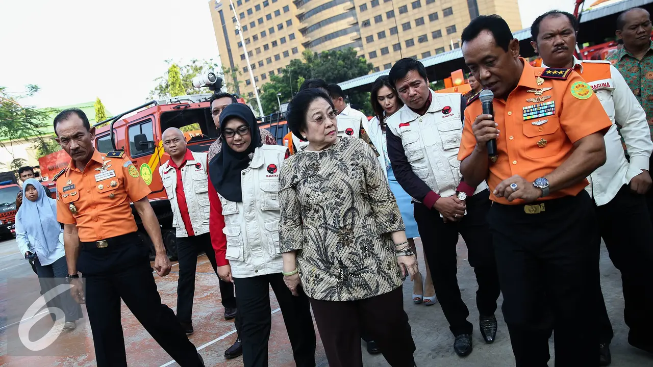 20160824- Megawati Tinjau Perlengkapan Basarnas-Jakarta- Faizal Fanani